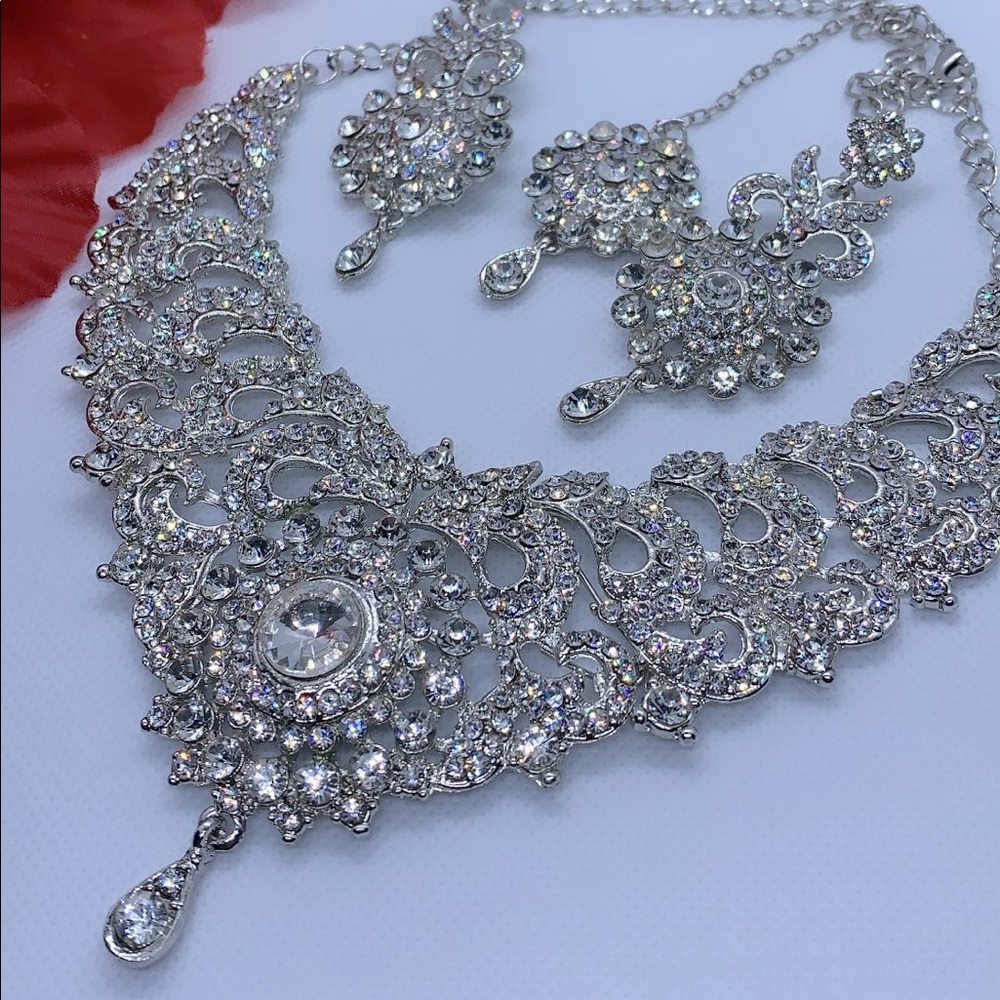 Stone 💎 : Necklace, Earrings & Tikka (head piece)